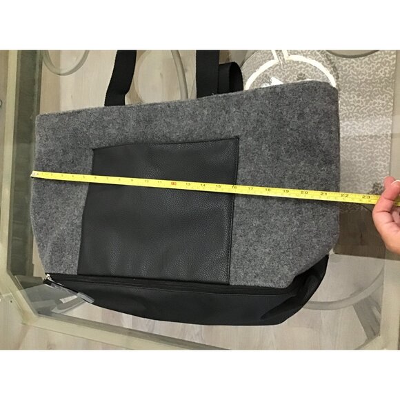 DSW GREY/BLACK TOTE TRAVEL BAG WITH BOTTOM ZIPPER COMPARTMENT AND OUTSIDE POCKET - Picture 4 of 6